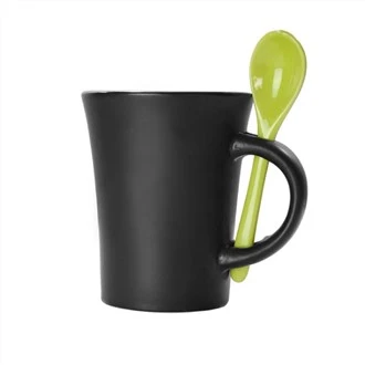 Kaffeetasse und Löffel aus Keramik