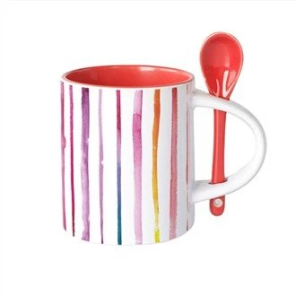 Kaffeetasse mit Löffel im Griff