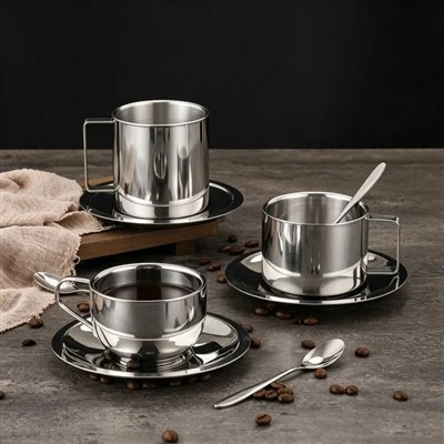 Kaffeetasse und Untertasse aus Edelstahl